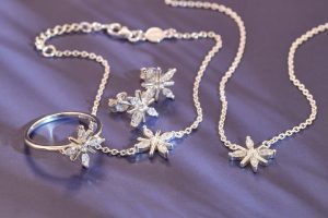 Silverhalsband för dam från Carolina Gynning – modern design och tidlös elegans i äkta silver.