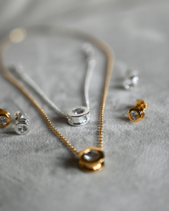 Långt halsband från Carolina Gynning – unik design med konstnärlig känsla och starka uttryck.