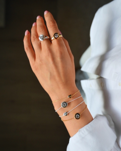 Silver armband från Carolina Gynning – unika smycken med konstnärlig design och elegans.